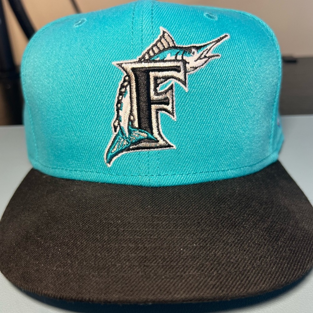MLB Marlins New Era 5950 Size 7-7/8 Hat.
Pet Free/Smoke free home. No Flaws.
